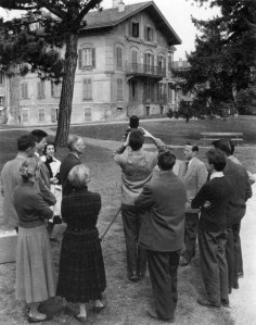 Cours de photographie d'architecture donn devant la villa Doret par Hermann Knig en 1956